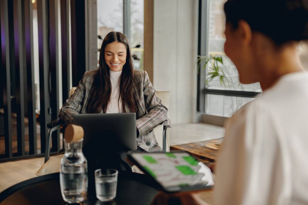 A client talking with a neuropsychologist at a table